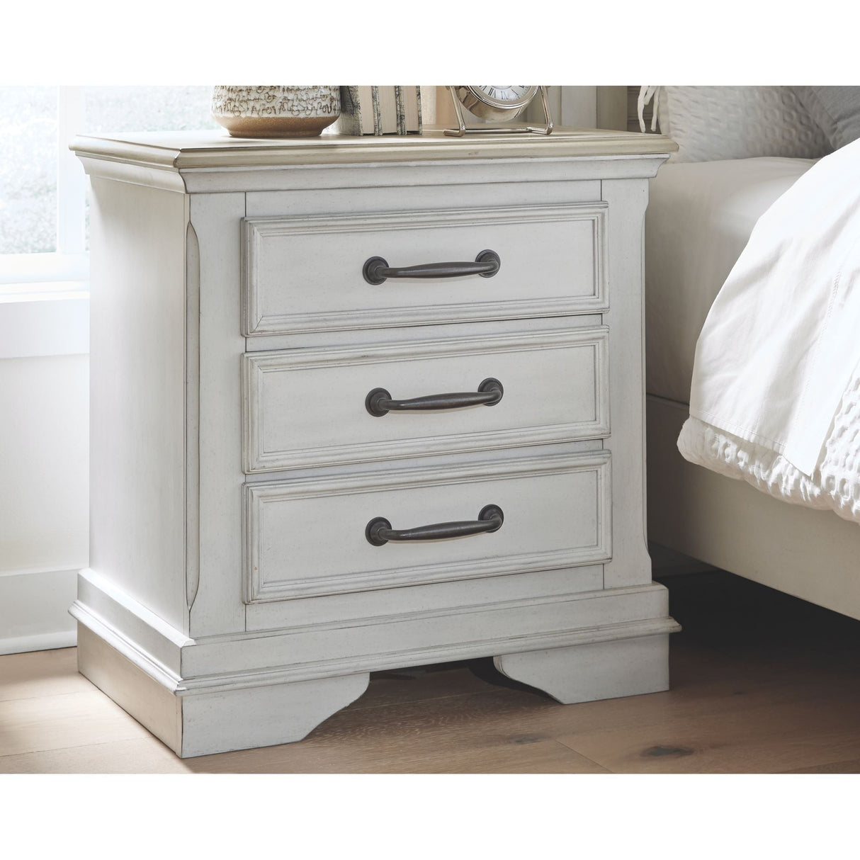 Teganville Nightstand