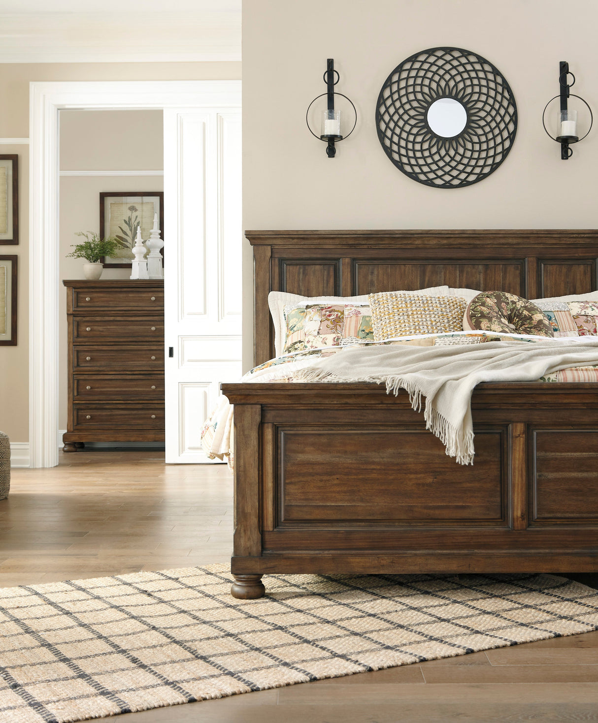 Flynnter King Panel Bed