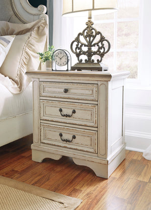 Realyn King Panel bedroom with chest