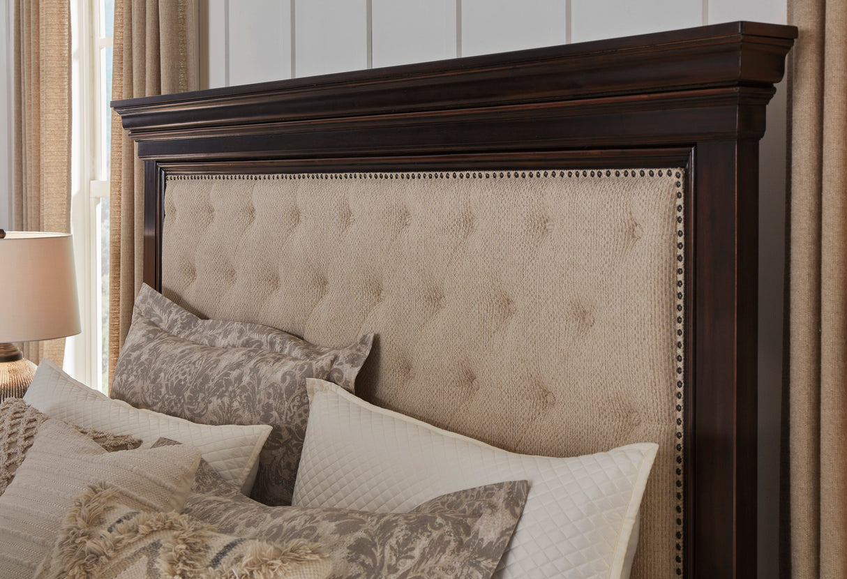 Brynhurst King Upholstered Bed with Storage Bench